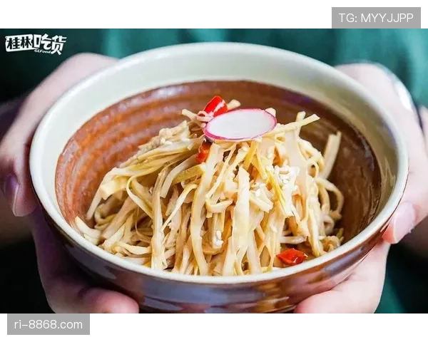 杨威家的冰箱里居然塞满了蛋白粉，连饮料都得排队放？