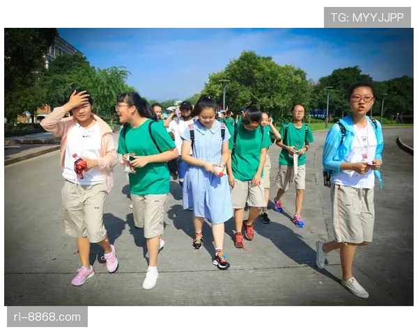 苏亚雷斯训练完顺手给家里泳池换水，这日子过得跟拍综艺似的