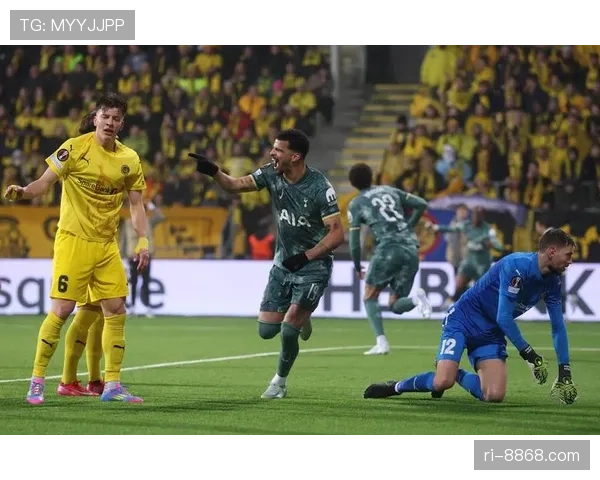 多特蒙德高位压迫战术下，防线空当频现，快速反击威胁加剧